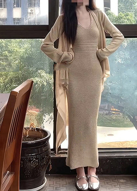 Modisches aprikosenfarbenes Set aus zweiteiliger Tunika, Strickjacke und langem Kleid mit Rundhalsausschnitt und Neckholder für den Herbst