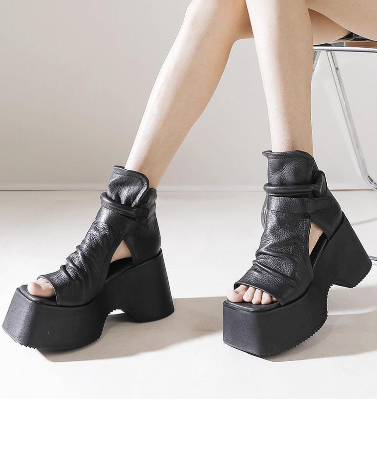 Modische schwarze Sandalen mit Plateau