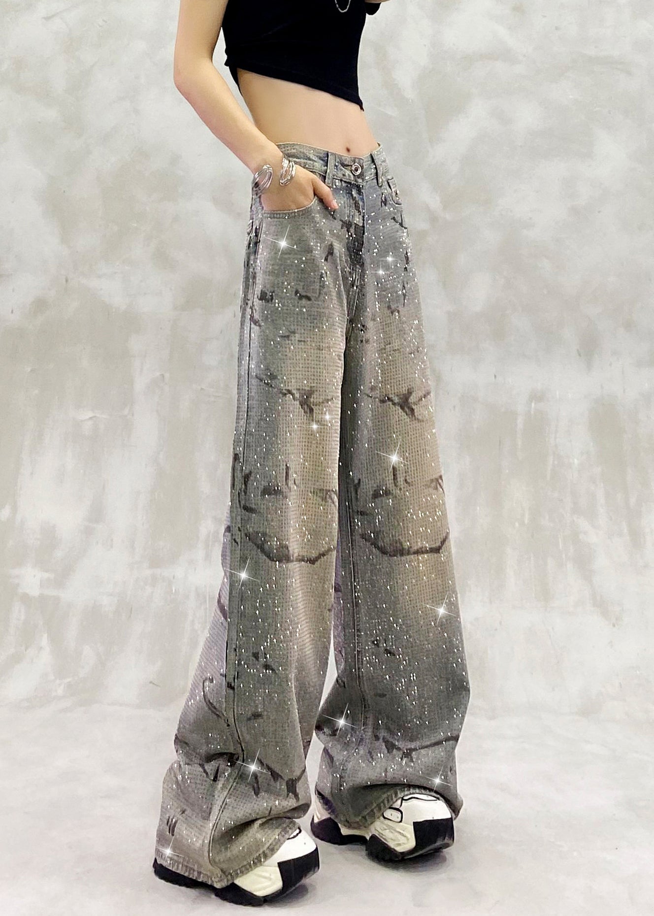 Modische blaue Jeans mit Taschen und Zirkonia-Verzierungen, hoher Bund, Frühling