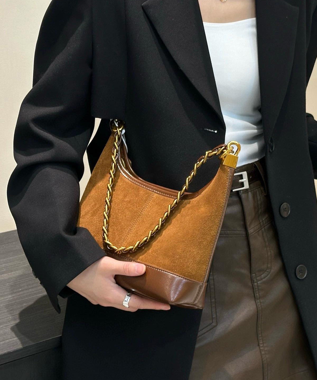 Bolso de cubo de ante con parches de color marrón y cadena de eslabones