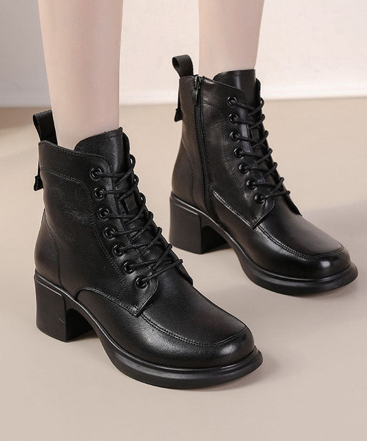 Modische Stiefel mit überkreuzten Riemen und dicker Sohle aus braunem Rindsleder