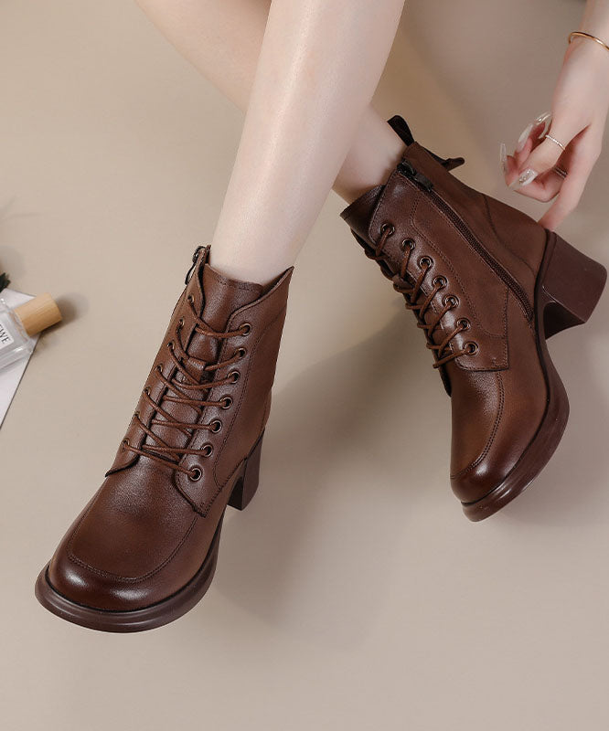 Modische Stiefel mit überkreuzten Riemen und dicker Sohle aus braunem Rindsleder