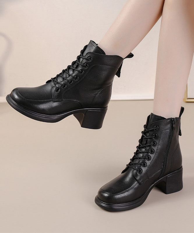 Modische Stiefel mit überkreuzten Riemen und dicker Sohle aus braunem Rindsleder