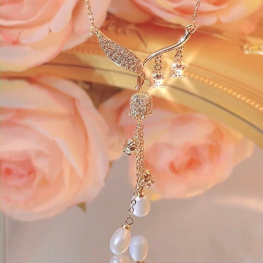 Collar con colgante de borla de orquídea y campana de circonita y perla dorada de plata esterlina a la moda