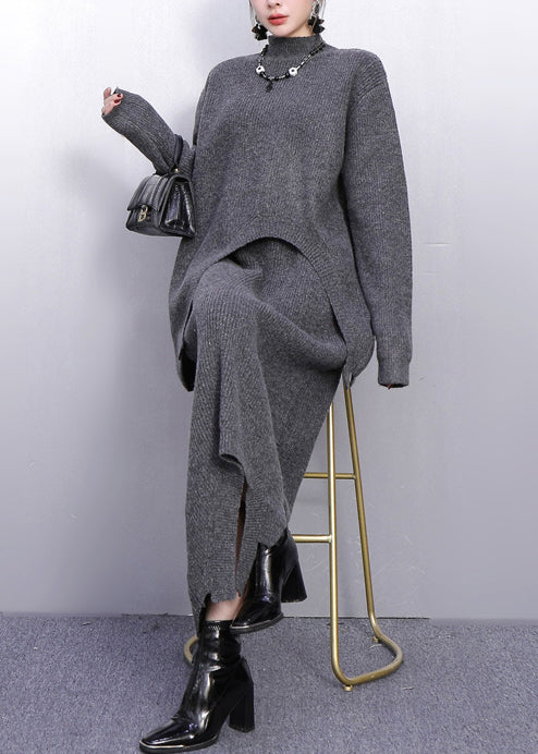 Modisches graues zweiteiliges Strickset mit hohem Kragen und seitlicher Öffnung für den Winter