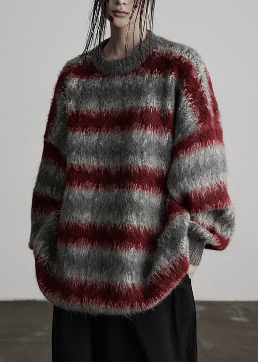 Modischer grauer Oversize-Strickpullover mit Streifenmuster für den Winter