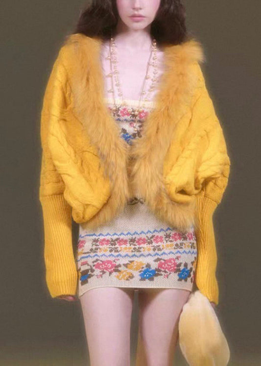 Modische Strickjacke aus Baumwollstrick mit lila Pelzkragen und Laternenärmeln