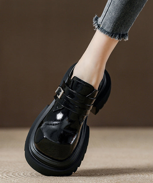 Modische rote Loafer mit Plateau aus Kunstleder