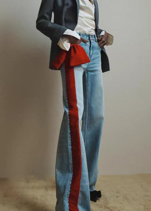 Modische rote Jeans mit Taschen, Schleifen und Patchwork für den Frühling