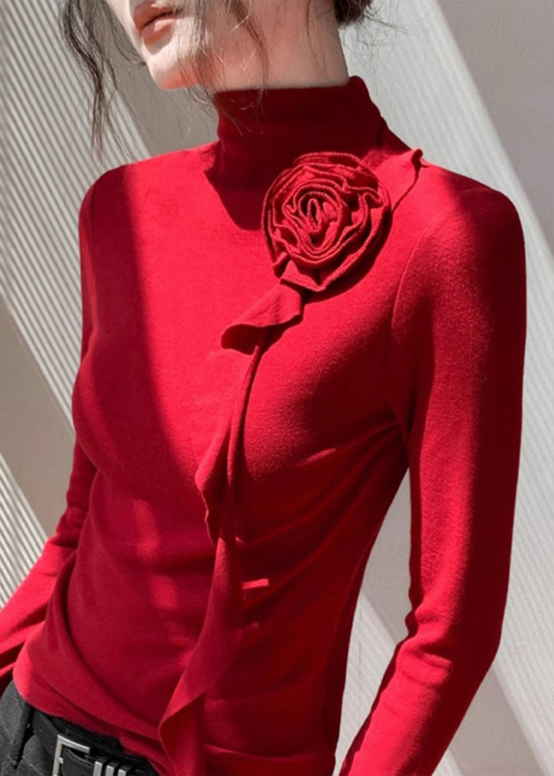 Modisches rotes Baumwollhemd mit Stehkragen und Blumenmuster – Frühlingsmode