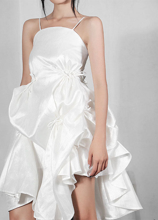 Modisches weißes asymmetrisches Sommerkleid mit Spaghettiträgern und Schleife