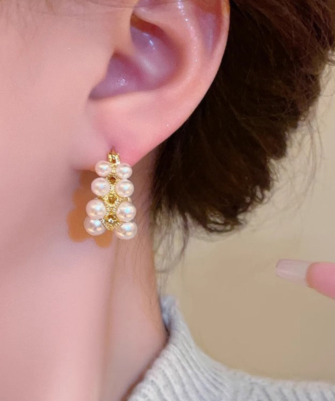 Pendientes de aro asimétricos de aleación de cobre blanco con perlas.