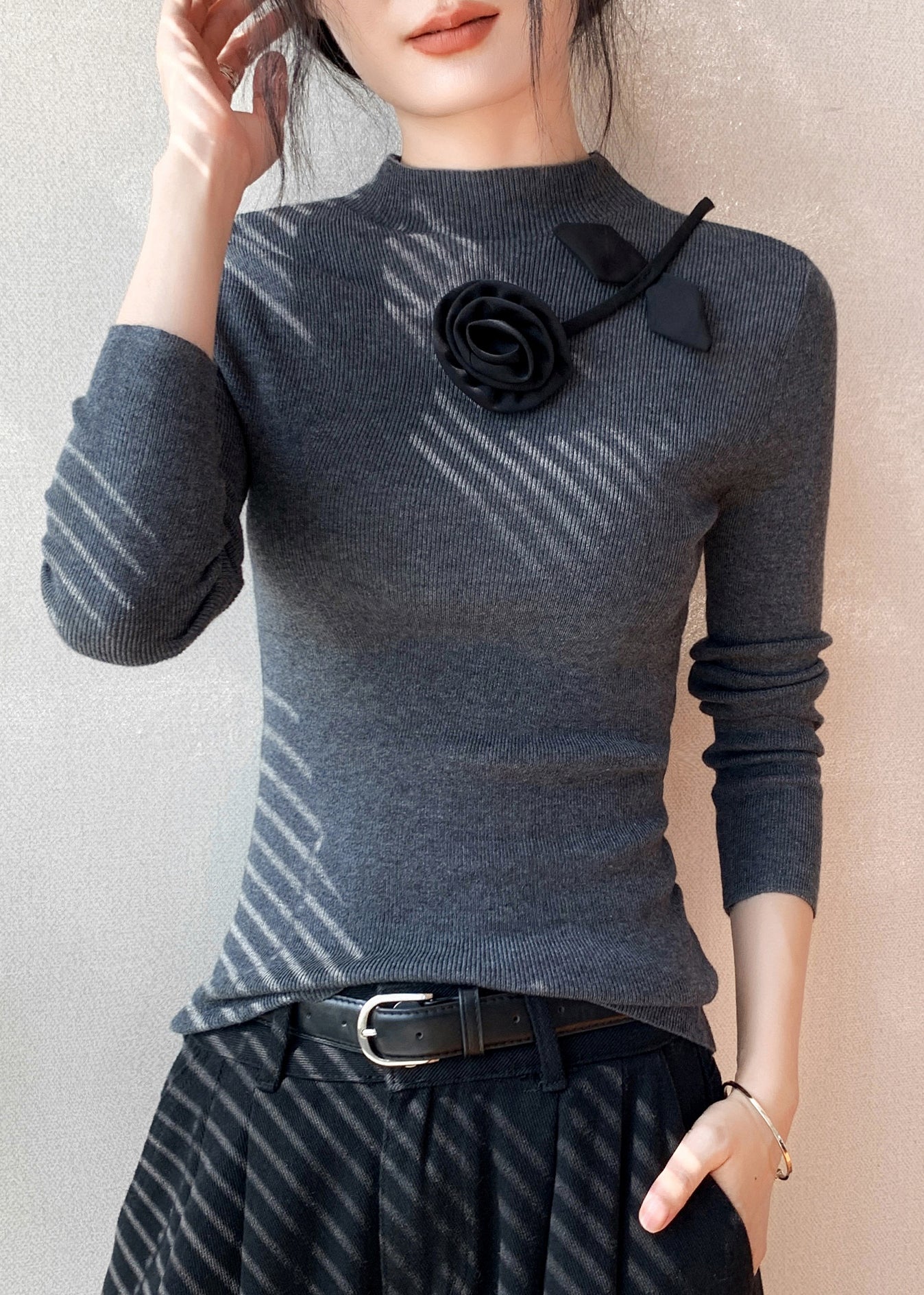 Modische gelbe, figurbetonte Stricktops mit Blumenmuster für den Frühling