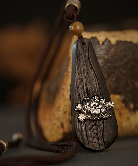 Feine schwarze handgestrickte Halskette mit Anhänger aus Sandelholz und Pfingstrose mit Wassertropfen