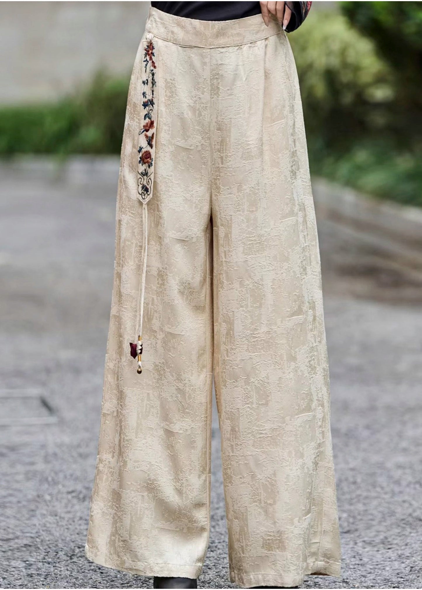 Feine schwarze Jacquard-Seidenhose mit Stickerei und Quasten, Frühling