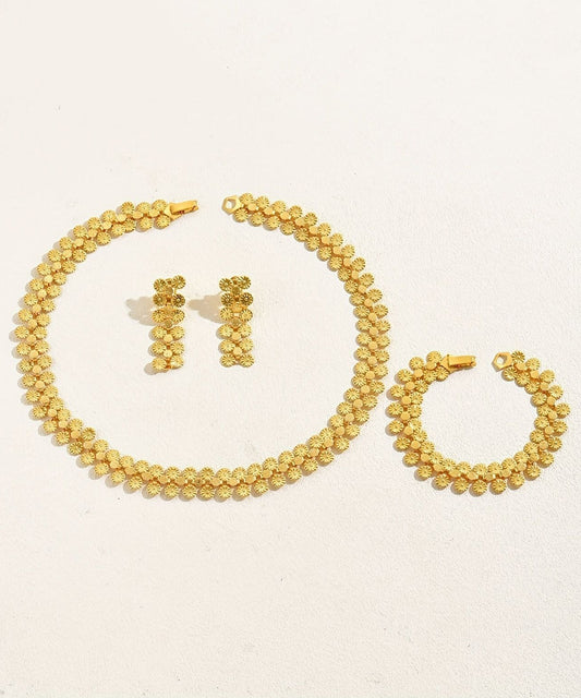 Conjunto de tres piezas de collar, pulsera y pendientes colgantes de aleación de oro fino.