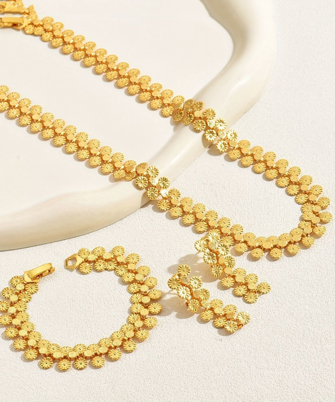 Dreiteiliges Set aus Lariat-Halskette, Armband und Ohrhängern aus feiner Goldlegierung