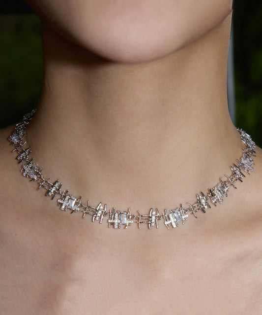 Feine Halskette mit goldenem Metall-Edelstein