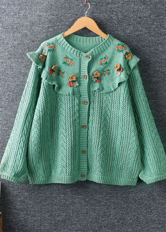 Feiner grüner, lockerer Herbst-Strickpullover mit Rüschen und bestickten Knöpfen