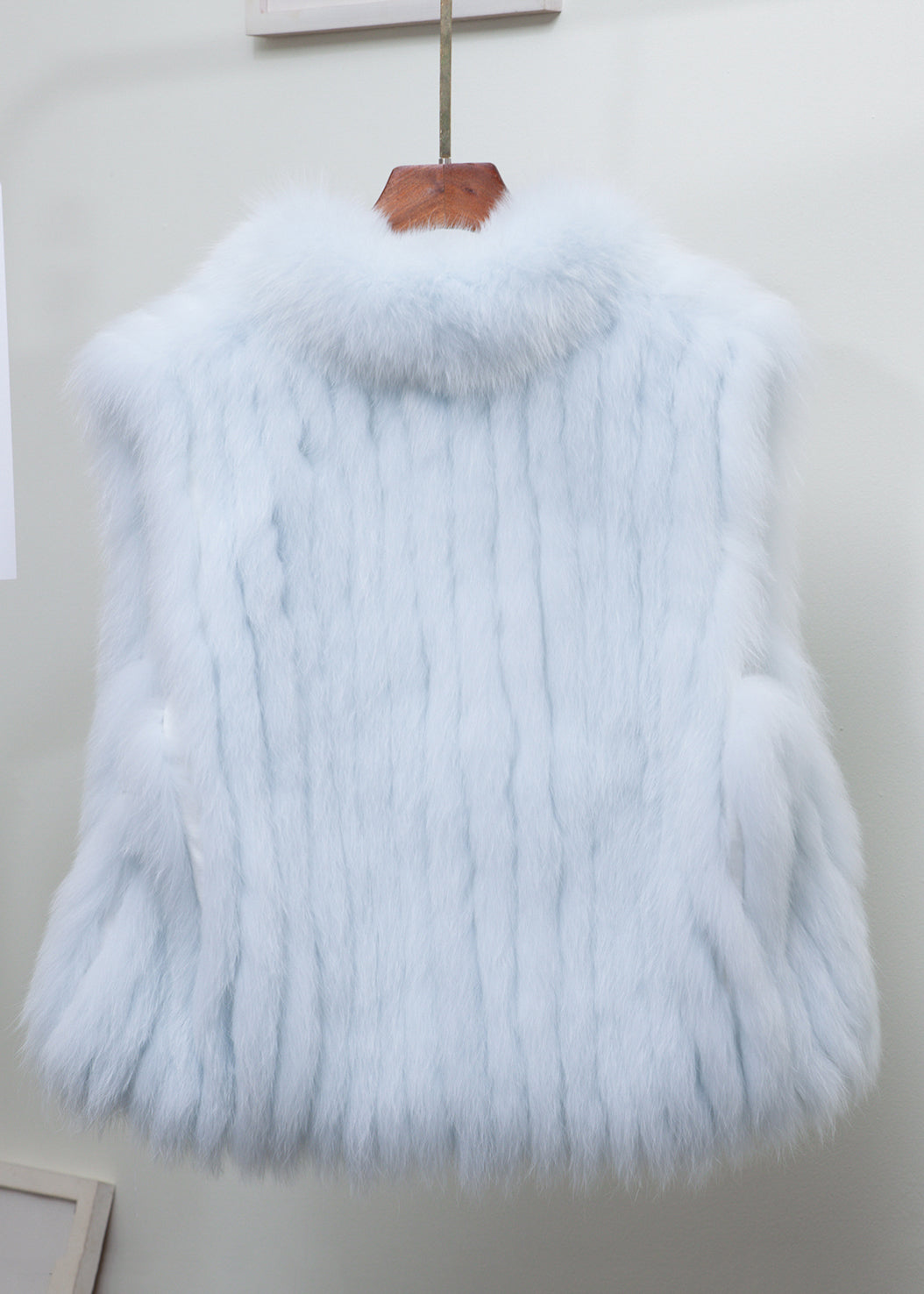 Feine hellblaue Weste mit Stehkragen aus massivem Leder und Pelz, ärmellos