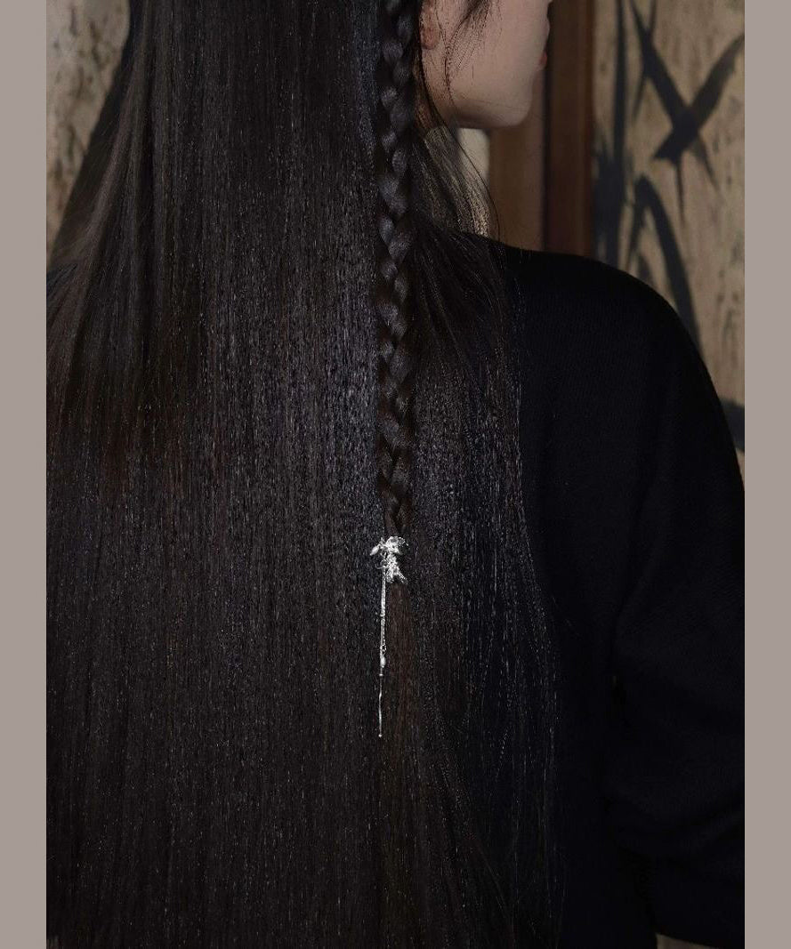 Haarnadel mit Quaste aus feiner Seide und Sterlingsilber in Form einer Zierapfelblüte