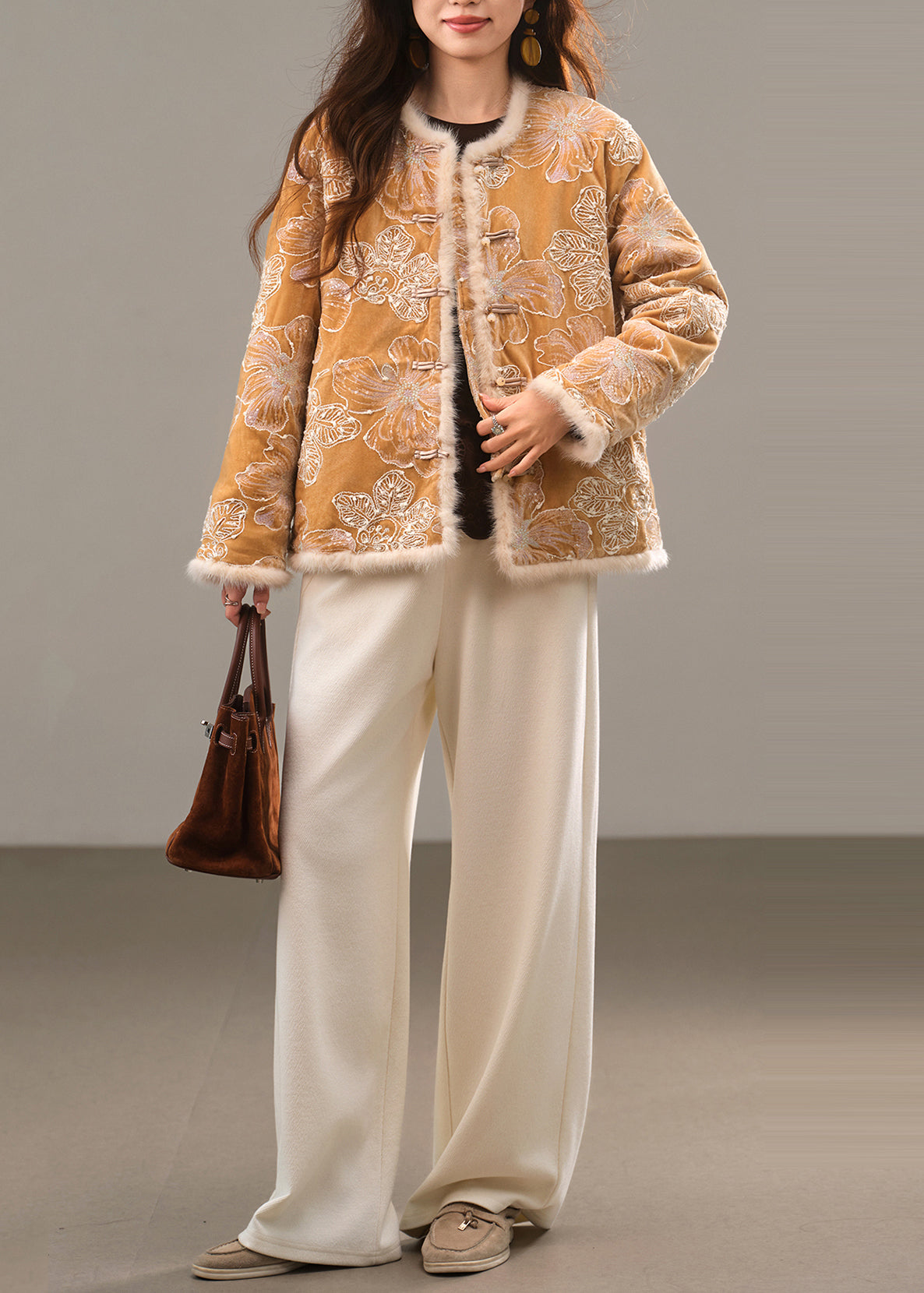 Feiner gelber bestickter chinesischer Knopf-Daunenmantel für den Winter