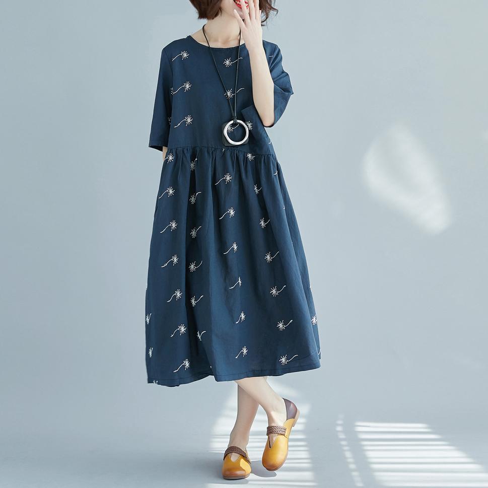 Feines, blau bedrucktes Leinenkleid aus reiner Baumwolle in Übergröße. Neue, halblange Ärmel mit großem Saum und Rundhalsausschnitt.