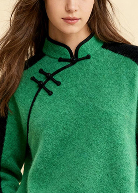 Figurbetonter, farblich abgesetzter Stehkragenpullover aus bedruckter Baumwolle für den Frühling