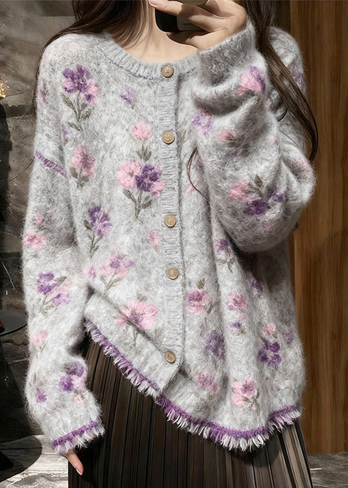 Taillierte graue Strickjacke mit Rundhalsausschnitt, Blumenmuster, Quasten und Knöpfen – Frühling