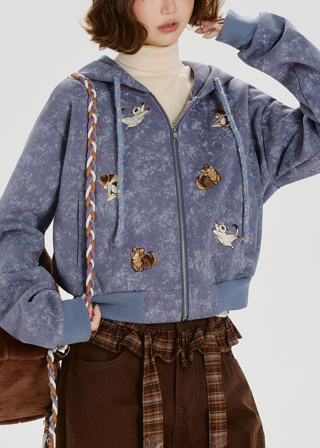 Taillierte, lavendelfarbene Baumwolljacke mit Tierstickerei und Kapuze, Frühling