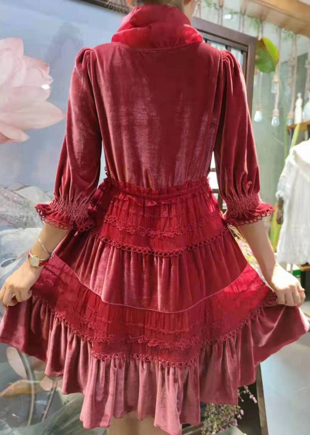Tailliertes rotes, tailliertes Patchwork-Velours-Partykleid für den Frühling