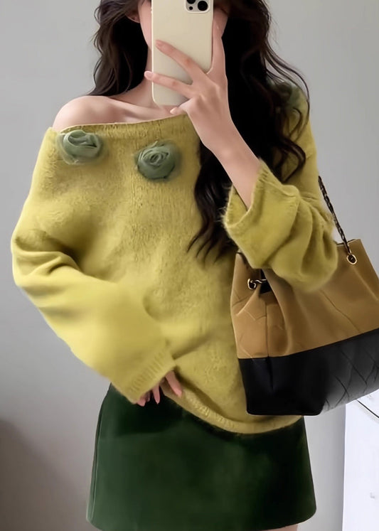 Taillierter gelber Strickpullover mit U-Boot-Ausschnitt und Blumenmuster für den Frühling