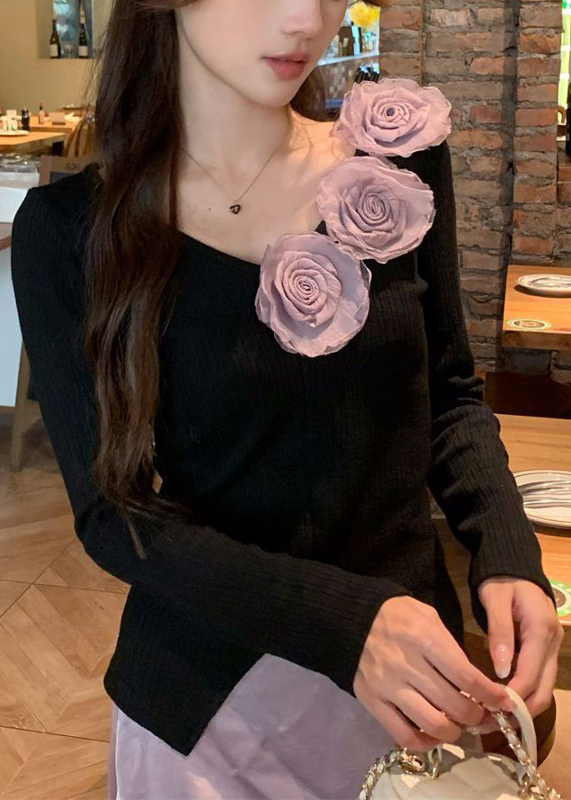 Zweiteiliges Set aus geblümtem schwarzem Stricktop mit V-Ausschnitt und lila Rock für den Frühling