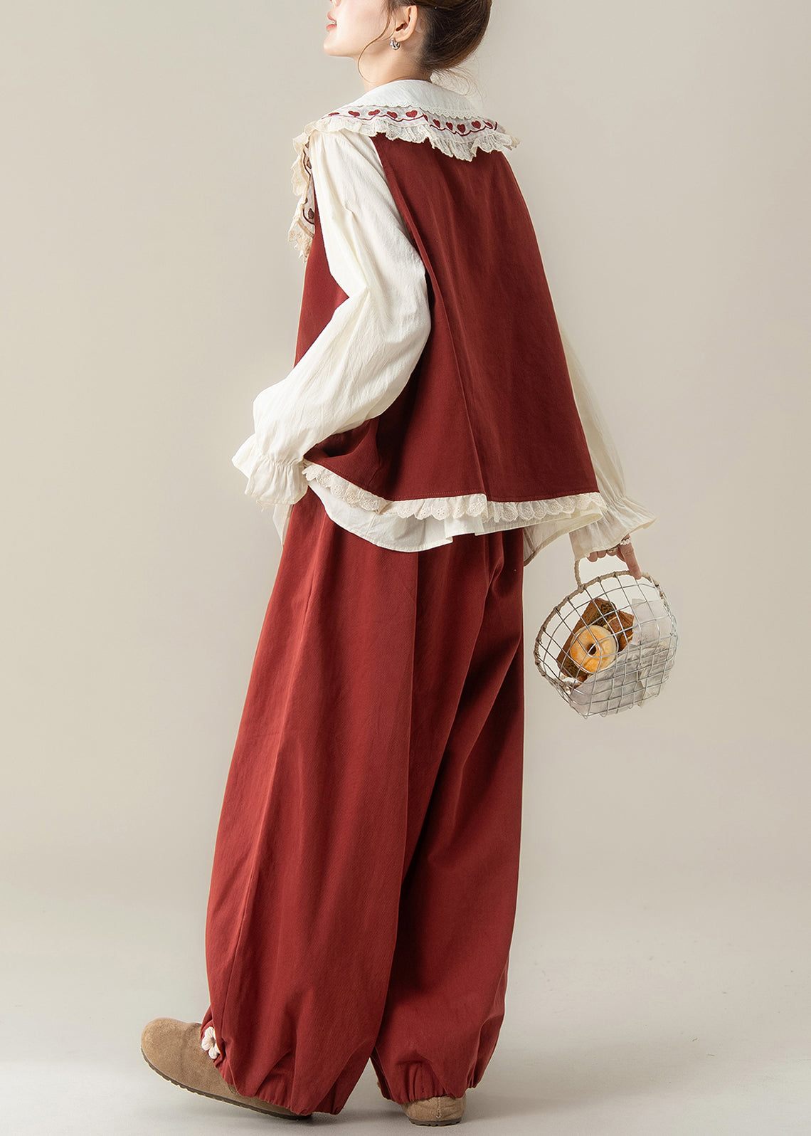 Dreiteiliges Set aus Baumwolle mit rotem Peter-Pan-Kragen, floralem Spitzen-Patchwork und rotem Blumenmuster, Frühling