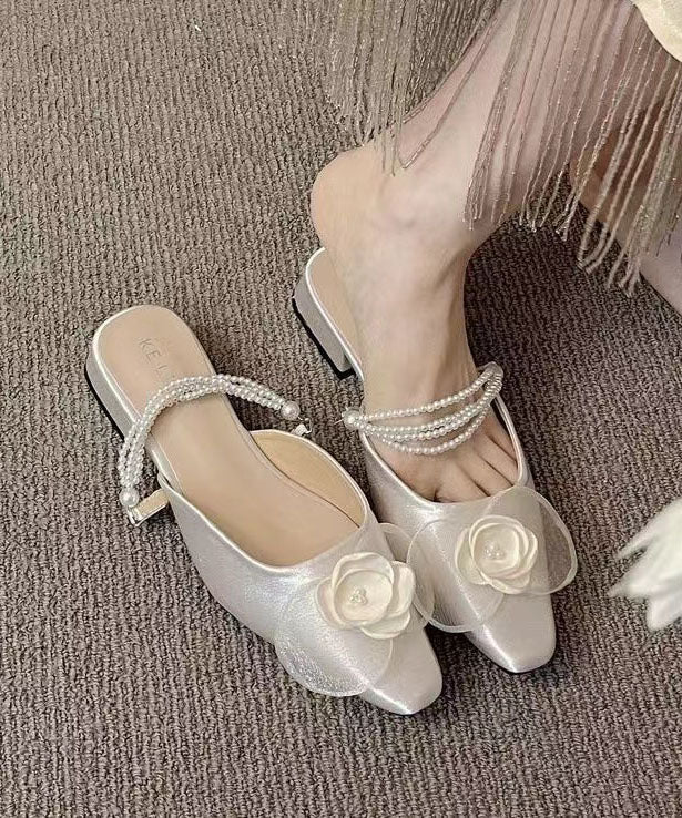 French Apricot – Satin-Sandalen mit Perlen- und Blumenmuster