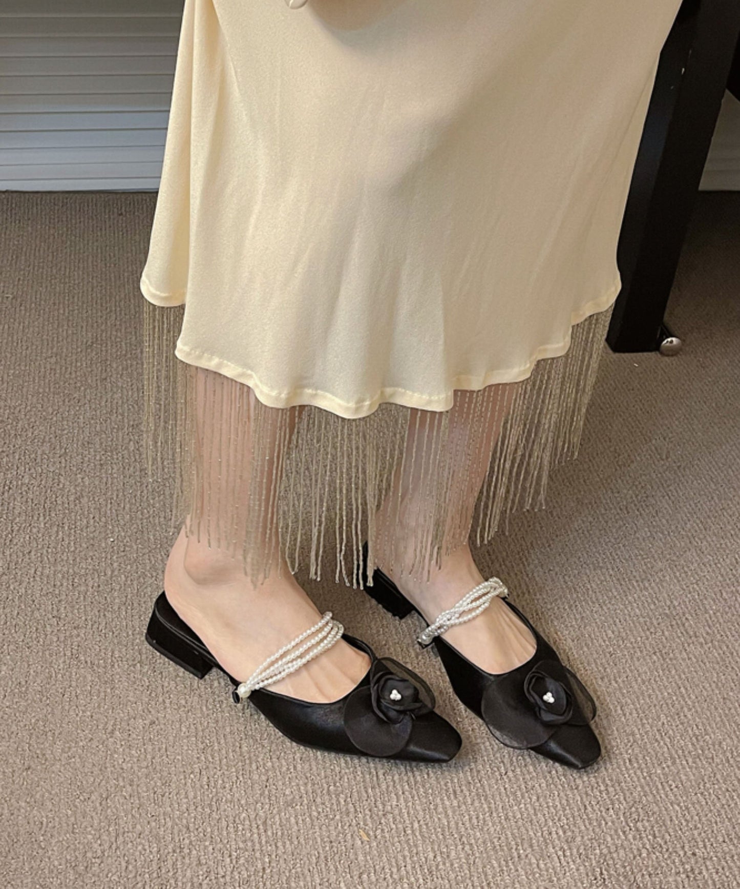 French Apricot – Satin-Sandalen mit Perlen- und Blumenmuster