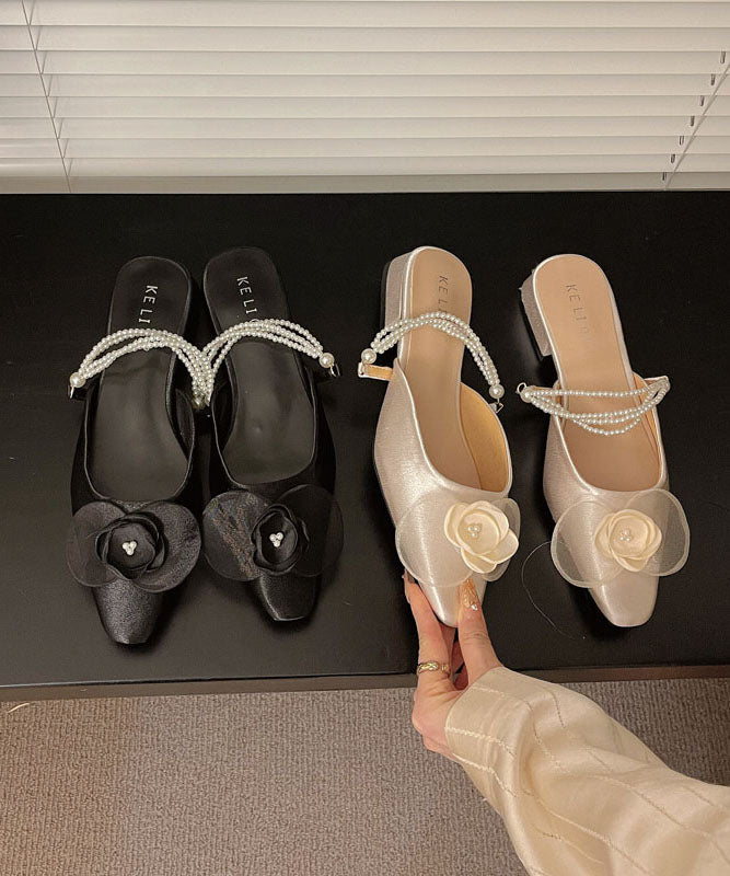 French Apricot – Satin-Sandalen mit Perlen- und Blumenmuster