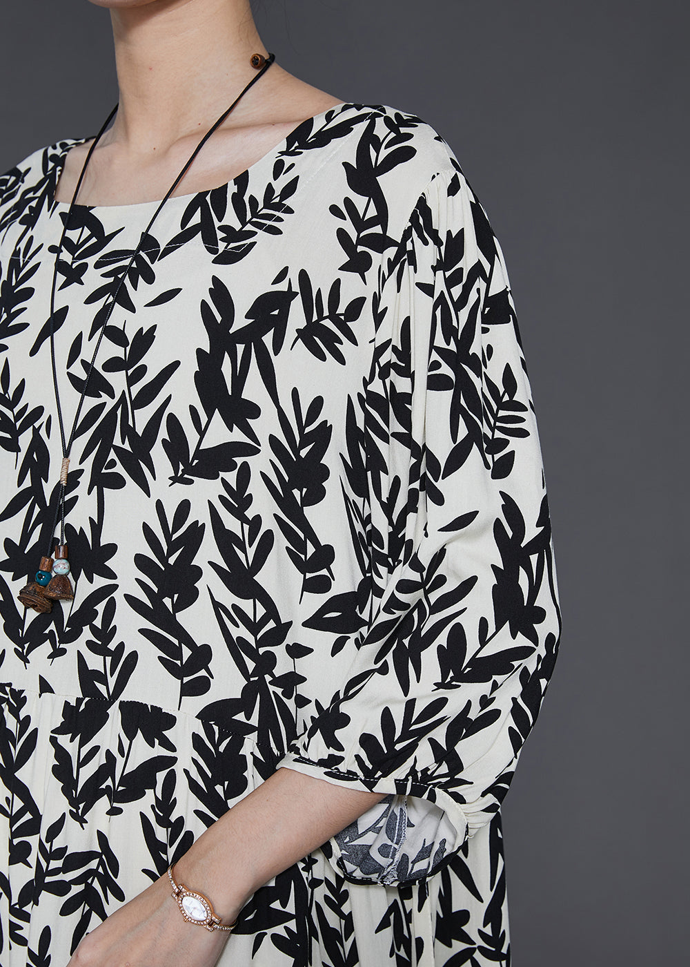 Französisches Urlaubskleid aus Baumwolle mit schwarzem Aufdruck, Sommer