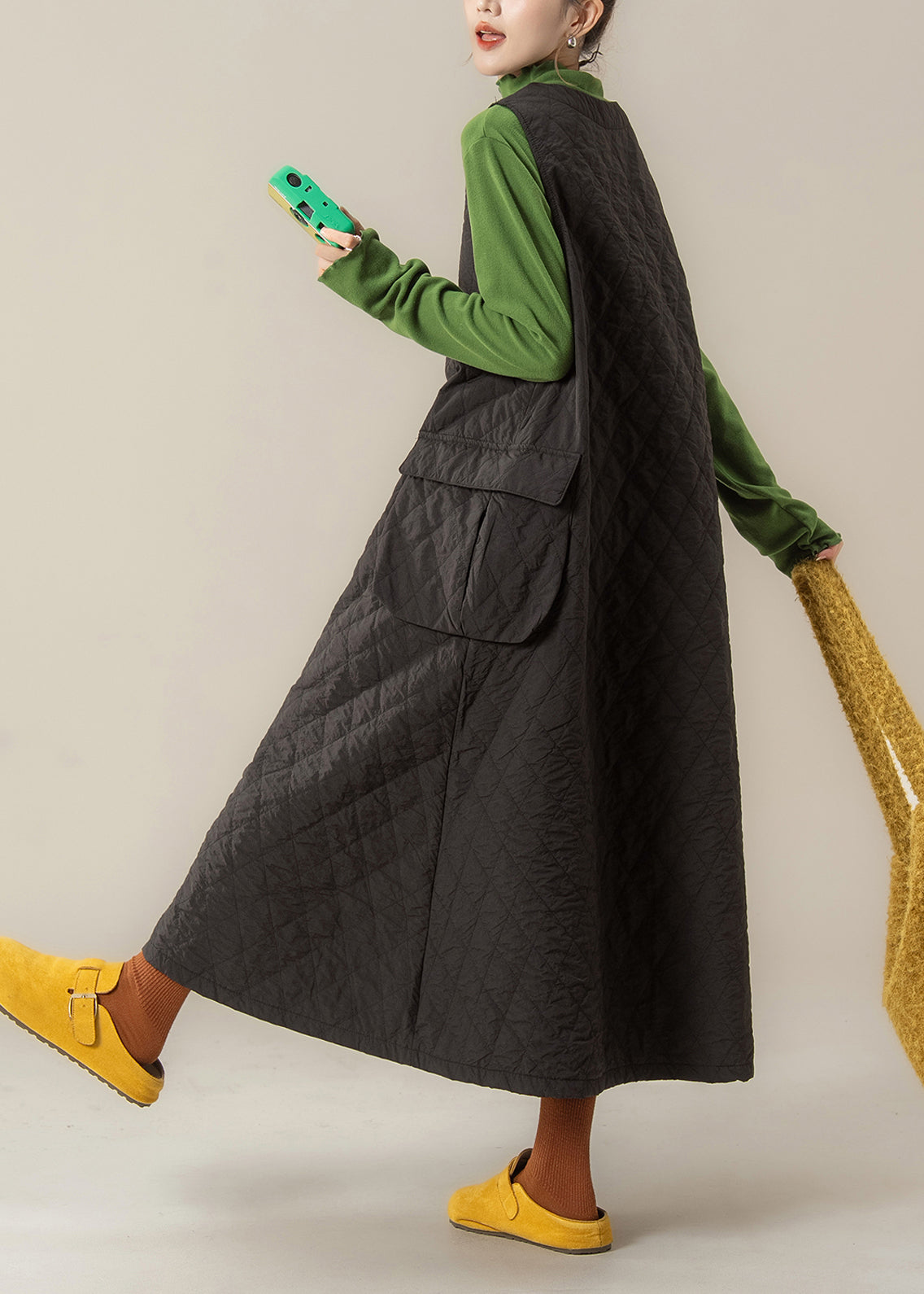 Französisches schwarzes Westenkleid mit V-Ausschnitt, Knopfleiste und Taschen, gefüttert mit feiner Baumwolle, Winter