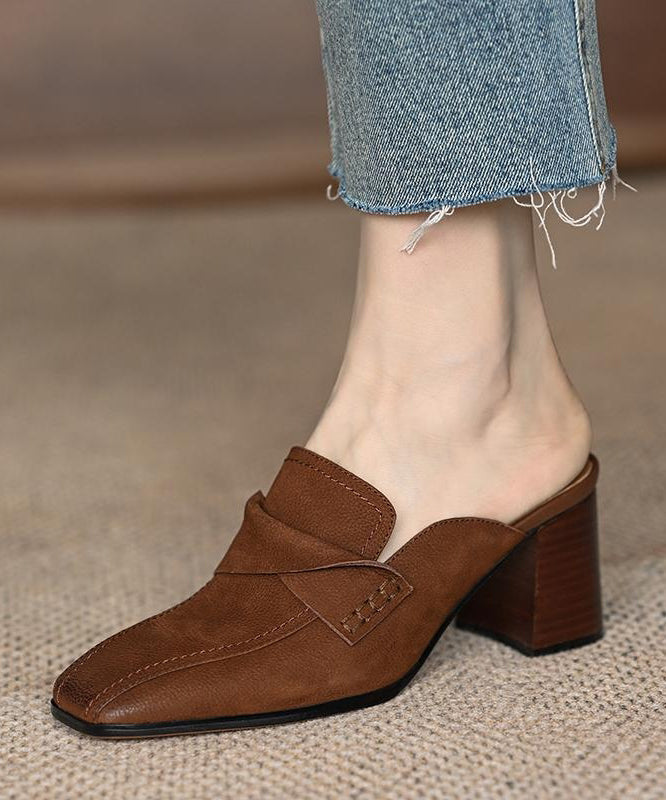 Französische braune Sandalen aus Kunstleder mit Spleißdesign und Blockabsatz