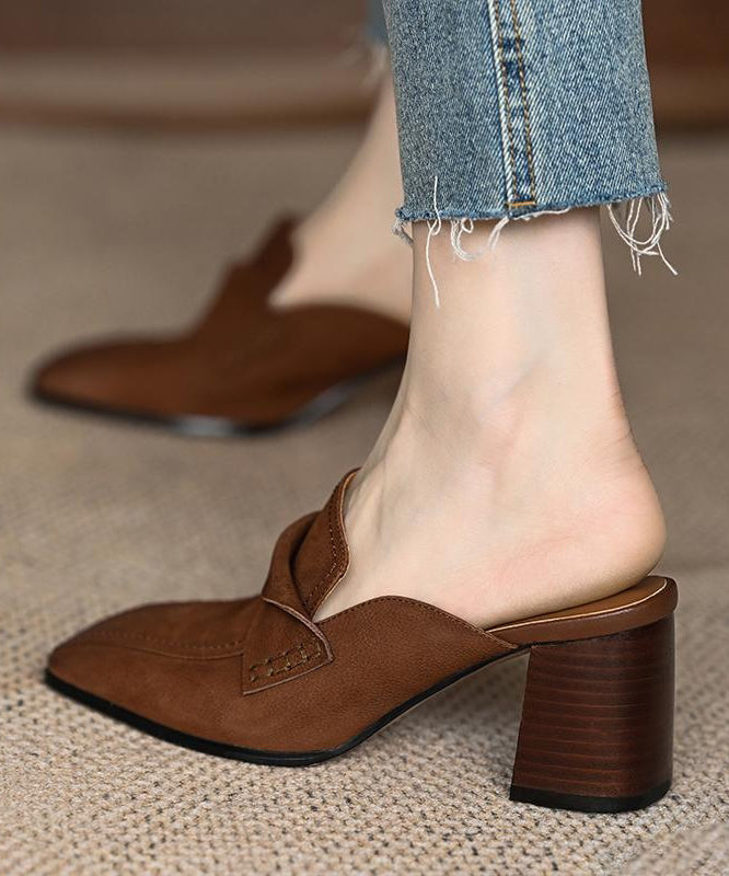 Französische braune Sandalen aus Kunstleder mit Spleißdesign und Blockabsatz