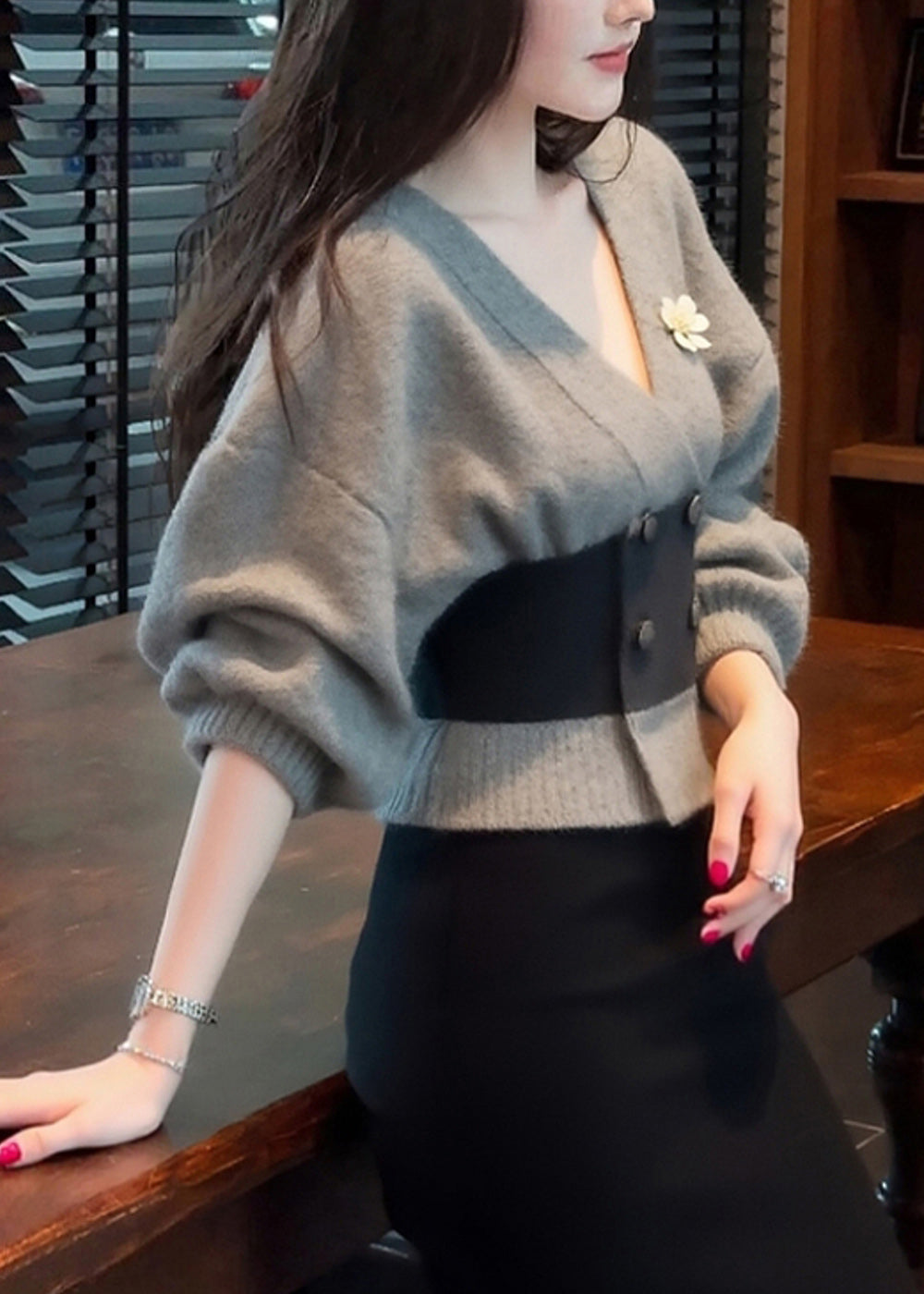 Französische graue Strickmäntel mit V-Ausschnitt, Knopfleiste und Patchwork-Design für den Winter