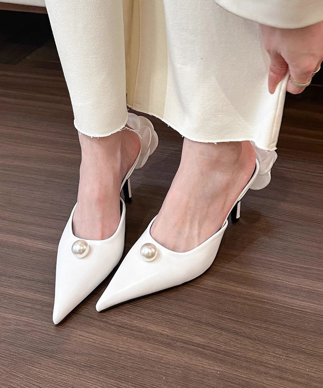Vielseitige französische Sandalen mit spitzen Perlen und Stiletto-Absätzen