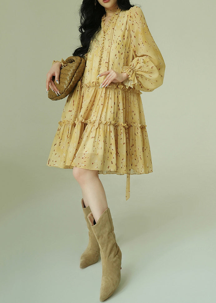 Französisches gelbes Chiffonkleid mit Rüschenmuster und Bindegürtel für den Frühling