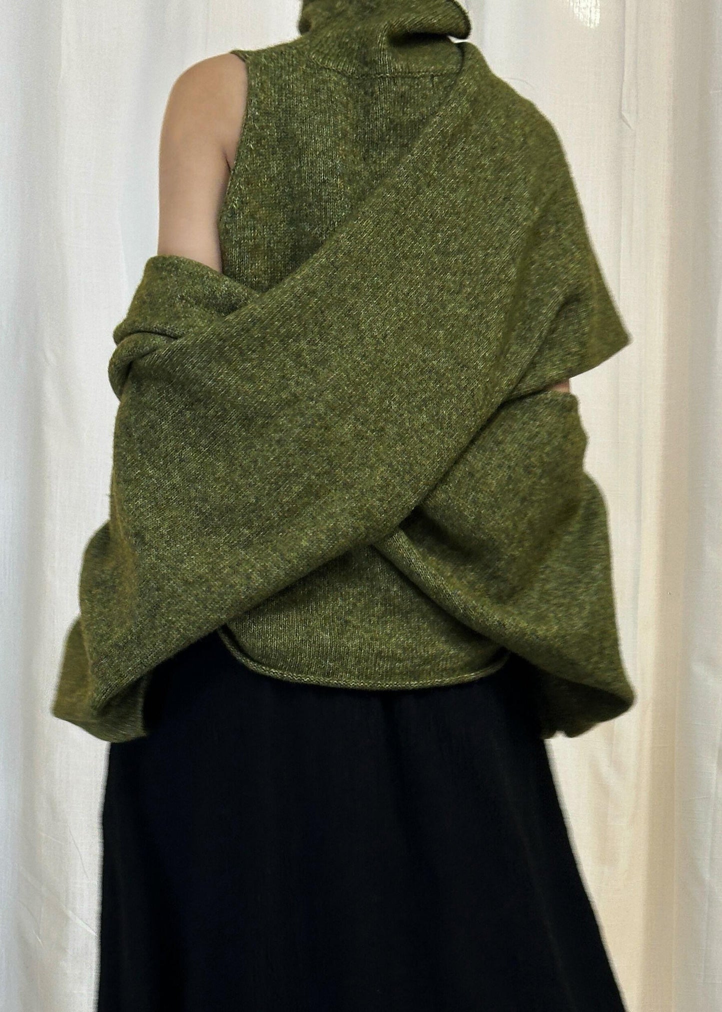 Suéter de punto liso asimétrico verde con cuello alto para invierno