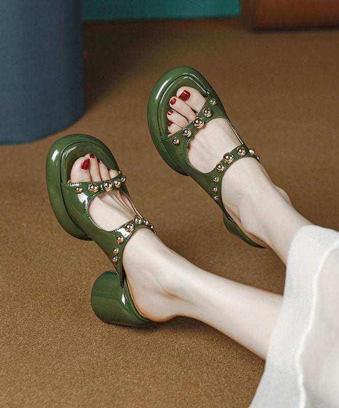 Schicke Peep-Toe-Sandalen aus grünem Kunstleder mit Nietenverzierung und dicker Sohle