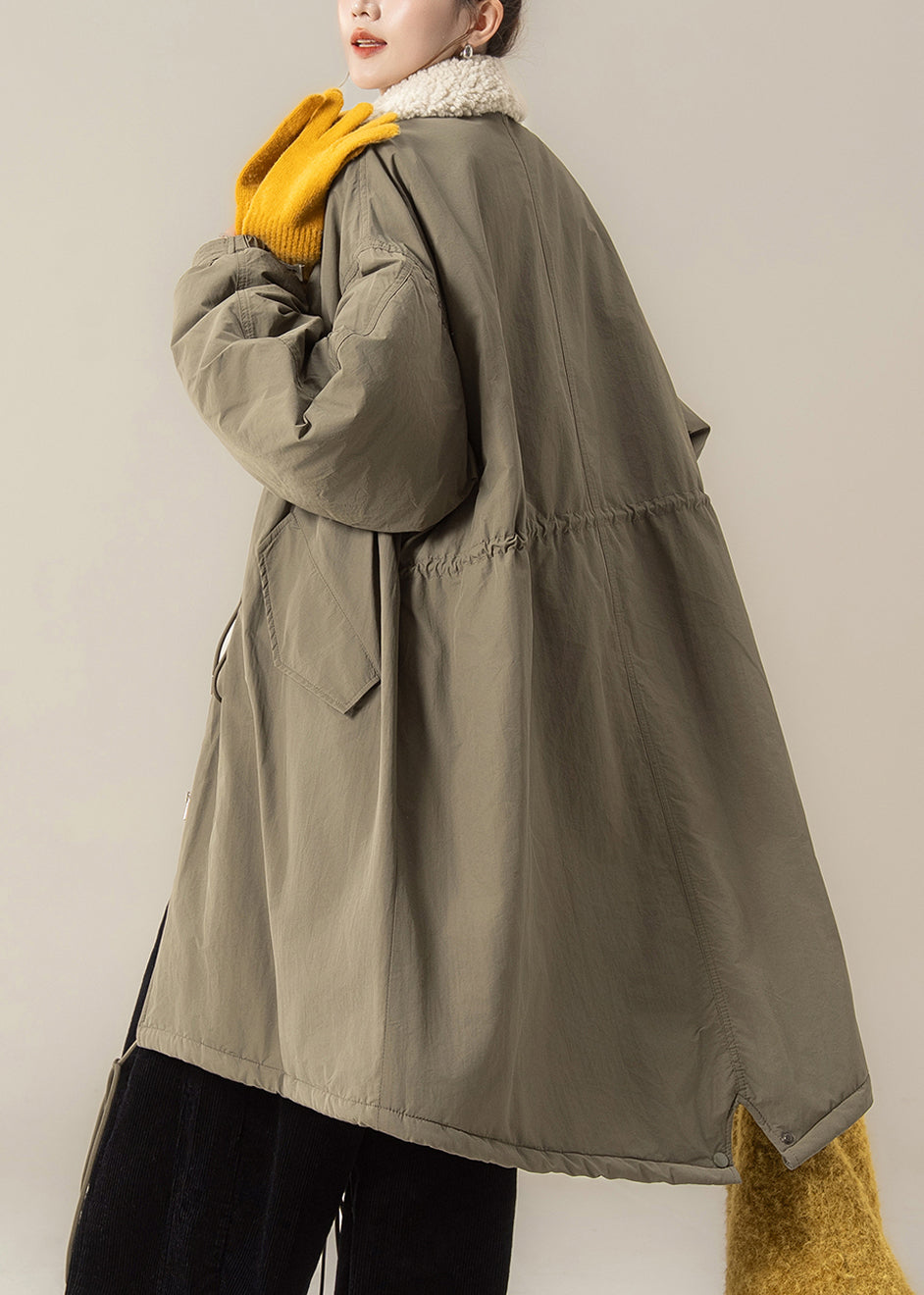 Parkas maxi lisas con cremallera y cordón verde con mangas farol