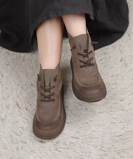 Graue Stiefel aus Rindsleder in Übergröße mit gekreuzten Riemen