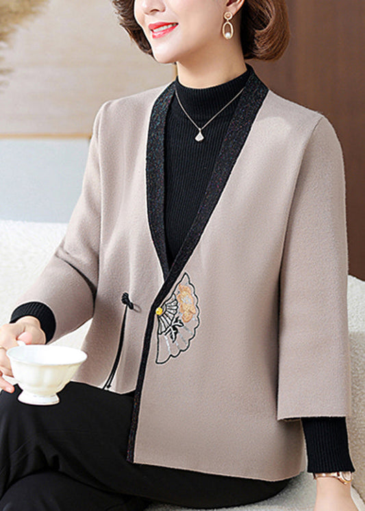 Grauer Strickmantel mit Print, Knöpfen und Quasten, Dreiviertelärmel