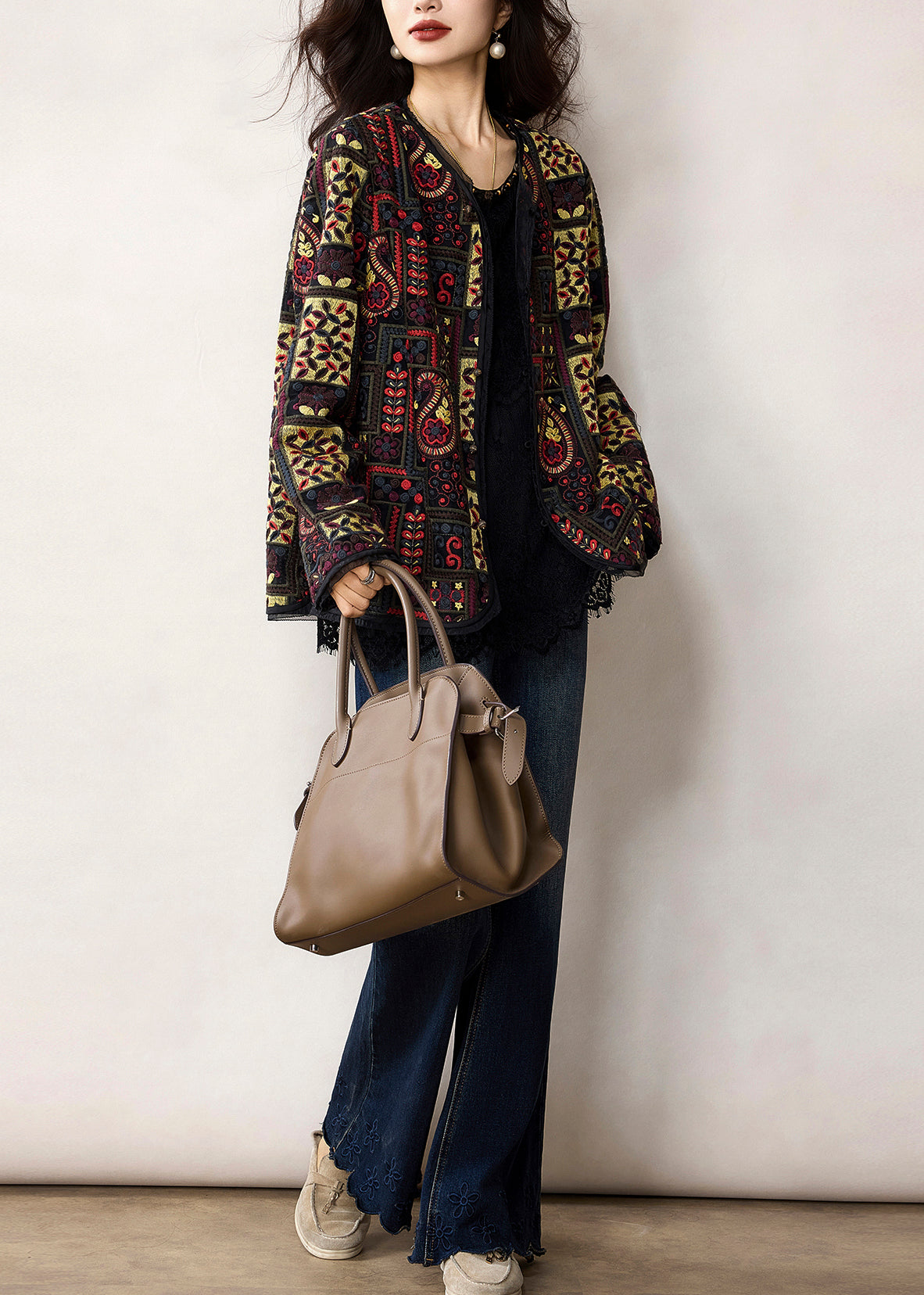 Handgefertigte schwarze, bestickte Oversize-Baumwolljacke für den Frühling